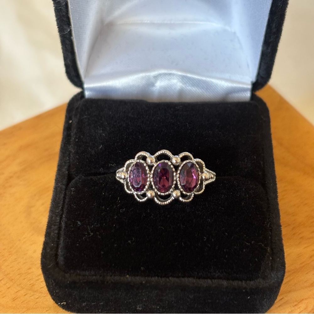Vintage Avon Purple Amethyst 3 Stone Silver Tone Ring Size 5 - Picture 3 of 7